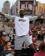 乐鱼体育app-克里夫兰骑士发布备战花絮，赛前完成体检，欧冠任务艰巨，球队文化再被提及